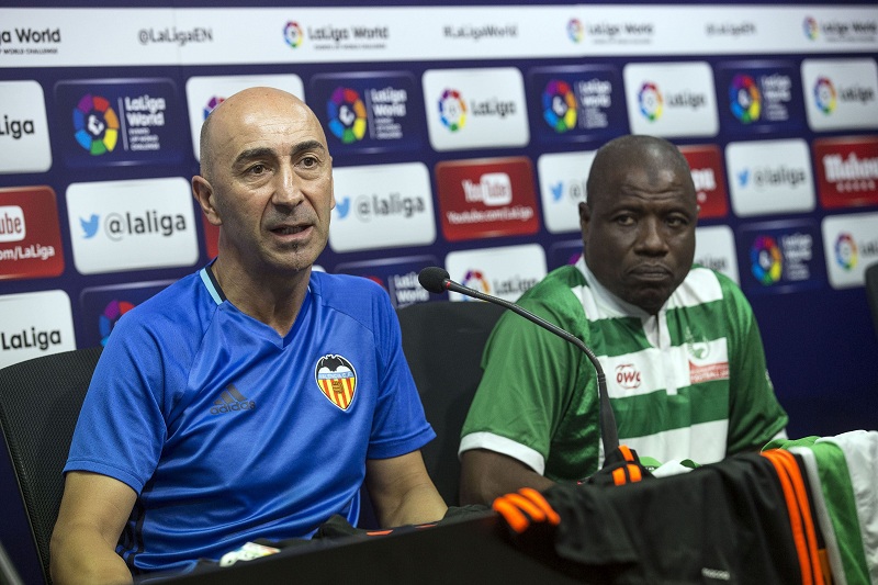 НАСЕО НА ПРЕВАРУ НОВИНАРА: Помоћник селектора Нигерије суспендован због узимања мита